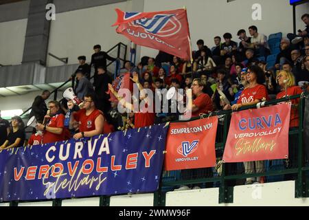 Monza, Italie. 27 février 2024. Monza supporters pendant la finale - Vero volley Monza vs Projekt Warszawa, match de la Coupe du défi de volleyball masculin à Monza, Italie, février 27 2024 crédit : Agence photo indépendante/Alamy Live News Banque D'Images