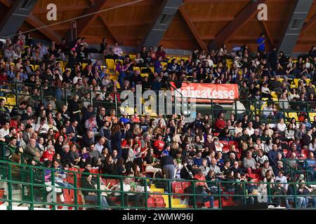 Monza, Italie. 27 février 2024. Supporters de Monza dans l'arène Oquipad pendant la finale - Vero volley Monza vs Projekt Warszawa, match de la Coupe du défi de volleyball masculin à Monza, Italie, février 27 2024 crédit : Agence photo indépendante/Alamy Live News Banque D'Images