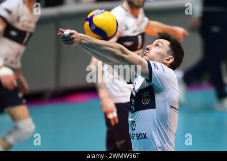 Monza, Italie. 27 février 2024. Jan Firlej (Projekt Warszawa) défendant en finale - Vero volley Monza vs Projekt Warszawa, match de la Coupe du défi de volleyball masculin à Monza, Italie, février 27 2024 crédit : Agence photo indépendante/Alamy Live News Banque D'Images