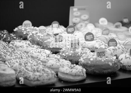 Un assortiment de beignets avec des saupoudres sur le dessus Banque D'Images