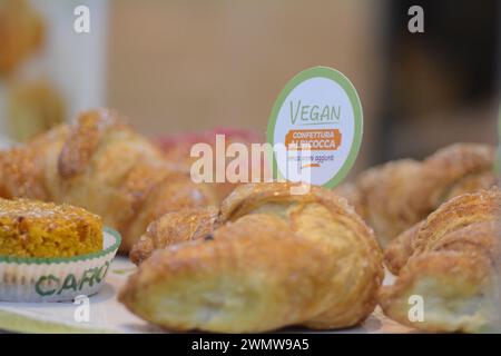 Assortiment de produits de boulangerie exposés dans une boulangerie Banque D'Images