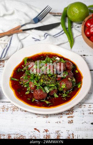 Boulettes de viande d'Alep. Saveurs asiatiques traditionnelles. Boulettes de viande avec pâte de tomate. Boulettes de viande d'Alep sur fond de bois blanc Banque D'Images