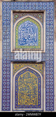 Panneau coloré en mosaïque de carreaux de kashi-kari ou faïence avec inscriptions du Coran sur l'ancienne mosquée de Wazir Khan dans la ville fortifiée de Lahore, Pendjab, Pakistan Banque D'Images