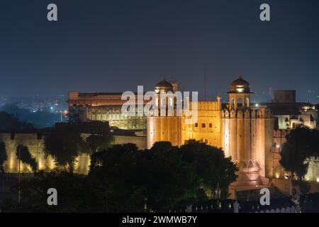 Vue nocturne sur la porte illuminée d'Alamgiri construite par l'empereur moghol Aurangzeb comme entrée au fort de Lahore, un site du patrimoine mondial de l'UNESCO, au Punjab, Pakistan Banque D'Images