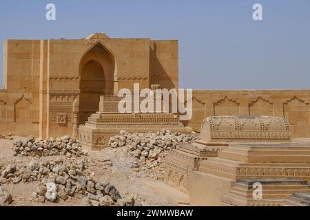 Vue d'anciens cénotaphes en pierre sculptée à l'intérieur de la cour d'un mausolée royal dans la nécropole de Makli classée au patrimoine mondial de l'UNESCO à Thatta, Sind, Pakistan Banque D'Images