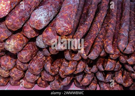 Saucisses séchées fumées et fabriquées traditionnellement serbes sur un marché fermier dans le village de Kacarevo, festival de bacon gastro et de produits de viande sèche organisé chaque année Banque D'Images