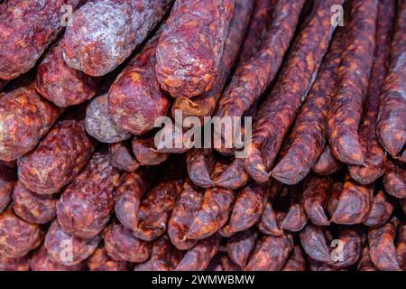 Saucisses séchées fumées et fabriquées traditionnellement serbes sur un marché fermier dans le village de Kacarevo, festival de bacon gastro et de produits de viande sèche organisé chaque année Banque D'Images