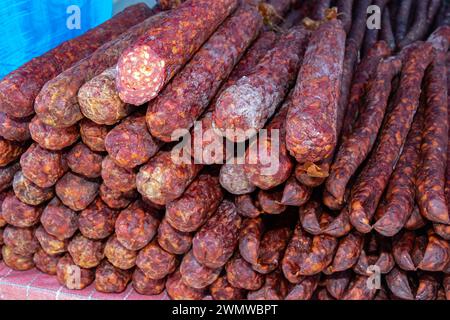 Saucisses séchées fumées et fabriquées traditionnellement serbes sur un marché fermier dans le village de Kacarevo, festival de bacon gastro et de produits de viande sèche organisé chaque année Banque D'Images