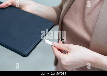 smartphone de poche et batterie de charge avec fiche de câble, isolé sur blanc Banque D'Images