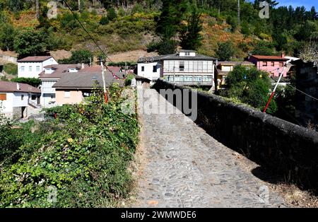 Corias parroquia de Cangas del Narcea. Pont médiéval et maisons traditionnelles. Asturies, Espagne. Banque D'Images