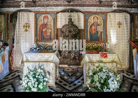 DESESTI, ROUMANIE - SEPT. 19, 2020 : intérieur de l'église Saint Parascheva, une église orthodoxe roumaine construite en 1770, l'une des huit églises en bois de Mara Banque D'Images