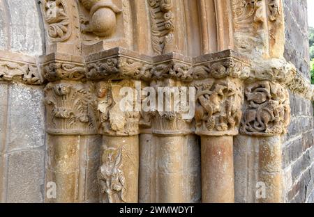 Église Santa Maria de Piasca (XIIe siècle roman). Capitales de façade ouest. Cabezon de Liebana municipalité, Cantabria, Espagne. Banque D'Images