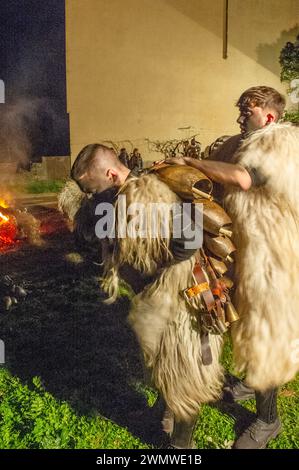 16 janvier 2024 - Italie, Sardaigne, Nuoro, Ortuni, feu de joie traditionnel de S. Antonio avec les masques de Sonaggios et Surzu. Banque D'Images