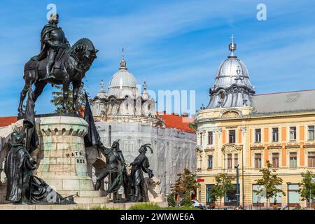 CLUJ-NAPOCA, TRANSYLVANIE, ROUMANIE - 20 SEPTEMBRE 2020 : le Monument de Mathias Corvinus devant tous Michael's Church, située à Union Square. Banque D'Images