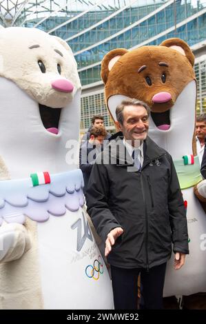 27 février 2024 - le président de la région Lombardie Attilio Fontana présente les mascottes Milo et Tina des Jeux Olympiques d'hiver de Milan-Cortina 2026. Banque D'Images