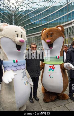 27 février 2024 - le président de la région Lombardie Attilio Fontana présente les mascottes Milo et Tina des Jeux Olympiques d'hiver de Milan-Cortina 2026. Banque D'Images