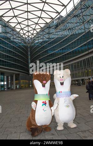 27 février 2024 - le président de la région Lombardie Attilio Fontana présente les mascottes Milo et Tina des Jeux Olympiques d'hiver de Milan-Cortina 2026. Banque D'Images