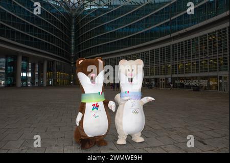 27 février 2024 - le président de la région Lombardie Attilio Fontana présente les mascottes Milo et Tina des Jeux Olympiques d'hiver de Milan-Cortina 2026. Banque D'Images