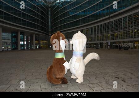 27 février 2024 - le président de la région Lombardie Attilio Fontana présente les mascottes Milo et Tina des Jeux Olympiques d'hiver de Milan-Cortina 2026. Banque D'Images