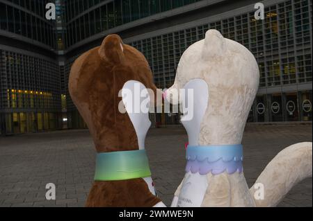 27 février 2024 - le président de la région Lombardie Attilio Fontana présente les mascottes Milo et Tina des Jeux Olympiques d'hiver de Milan-Cortina 2026. Banque D'Images