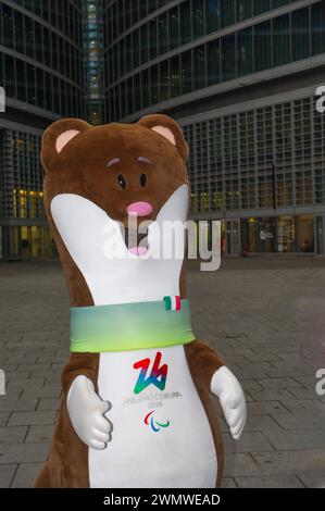 27 février 2024 - le président de la région Lombardie Attilio Fontana présente les mascottes Milo et Tina des Jeux Olympiques d'hiver de Milan-Cortina 2026. Banque D'Images