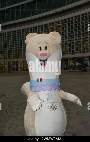 27 février 2024 - le président de la région Lombardie Attilio Fontana présente les mascottes Milo et Tina des Jeux Olympiques d'hiver de Milan-Cortina 2026. Banque D'Images