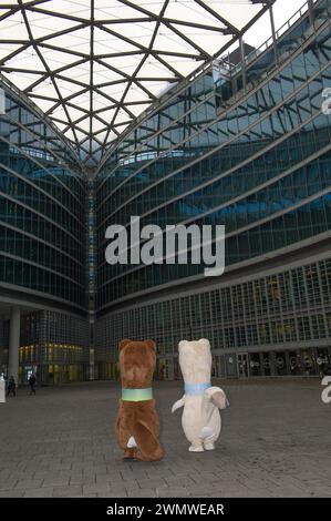 27 février 2024 - le président de la région Lombardie Attilio Fontana présente les mascottes Milo et Tina des Jeux Olympiques d'hiver de Milan-Cortina 2026. Banque D'Images