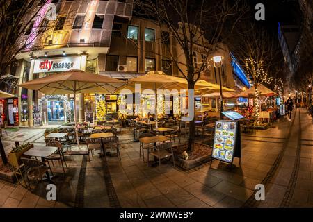 BELGRADE, SERBIE - 4 MARS 2020 : vue nocturne avec terrasses et restaurants sur l'Obilicev Venac à Stari Grad, Grad Beograd. Banque D'Images