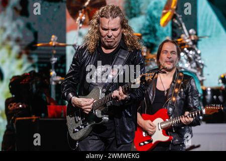 Fernando Olvera se produit pendant le Festival. Le Festival Viña del Mar est un spectacle musical de 6 jours, avec des artistes internationaux et cette année, il offrira un soutien aux personnes touchées par le méga-incendie qui a eu lieu au Chili. Le tout sera diffusé à 250 millions de personnes, que ce soit à la télévision ouverte ou en ligne. (Photo de Cristobal Basaure Araya/SOPA images/Sipa USA) crédit : Sipa USA/Alamy Live News Banque D'Images