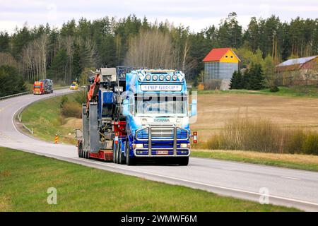 Scania 164c camion semi-remorque PHP Group Oy transporte des équipements de concassage comme charge surdimensionnée, un autre transport surdimensionné suit. Salo, Finlande. 13 mai 2022 Banque D'Images