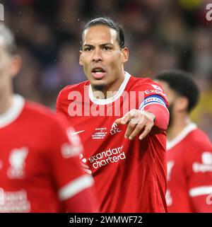 Londres, Royaume-Uni. 25 février 2024 - Chelsea v Liverpool - finale de la Coupe Carabao - stade de Wembley. Virgil Van Dijk de Liverpool en action contre Chelsea. Crédit photo : Mark pain / Alamy Live News Banque D'Images