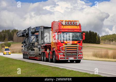 Scania Truck PHP Group Oy transporte l'équipement de concassage motorisé Volvo Penta comme charge surdimensionnée, assisté par un véhicule d'escorte. Salo, Finlande. 13 mai 2022. Banque D'Images