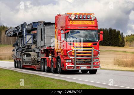 Scania Truck PHP Group Oy transporte l'équipement de concassage motorisé Volvo Penta comme charge surdimensionnée sur l'autoroute 52. Salo, Finlande. 13 mai 2022. Banque D'Images