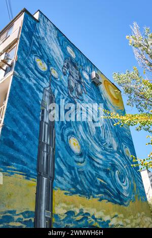 Une grande murale, combinant le programme spatial soviétique à Baïkonour avec la peinture de nuit étoilée de Vincent Van Gogh. À Almaty, Kazakhstan. Banque D'Images