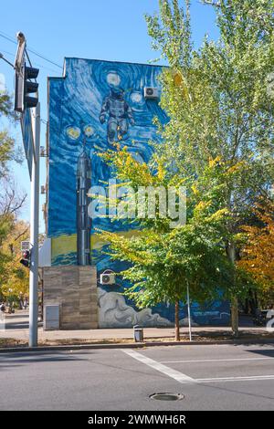 Une grande murale, combinant le programme spatial soviétique à Baïkonour avec la peinture de nuit étoilée de Vincent Van Gogh. À Almaty, Kazakhstan. Banque D'Images