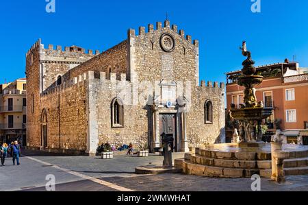 Taormine, Sicile, Italie - 15 février 2023 : Cathédrale Saint-Nicolas de Bari Cathédrale Duomo Basilica cattedrale di San Nicolo di Bari dans la vieille ville de Taormine Banque D'Images