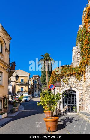 Taormina, Sicile, Italie - 15 février 2023 : vieille ville historique avec des maisons médiévales en pierre sur la rue via Sesto Pompeo à côté de la porte Porta Catania Banque D'Images