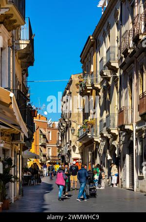 Taormina, Sicile, Italie - 15 février 2023 : quartier historique de la vieille ville avec des maisons traditionnelles à Corso Umberto I rue principale de Taormina Banque D'Images