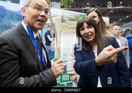 Paris, France. 27 février 2024. Anne Hidalgo, maire de Paris, visite le 60ème salon international de l'agriculture au Parc des expositions de Paris, France. Banque D'Images