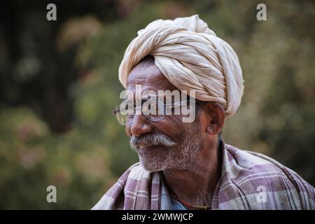 Portrait d'un vieil homme hindou en turban blanc dans le Maharashtra Inde. Berger indien avec costume hindou traditionnel. Maharashtra, Inde février 25,2024 Banque D'Images