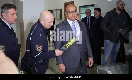 Ostrava, République tchèque. 28 février 2024. Le propriétaire du Liberty Steel Group, l’homme d’affaires britannique Sanjeev Gupta, arrive au tribunal régional d’Ostrava pour discuter de la levée possible du moratoire et du plan de restructuration du fabricant d’acier Liberty Ostrava, Ostrava, le 28 février 2024. Crédit : Petr Sznapka/CTK photo/Alamy Live News Banque D'Images