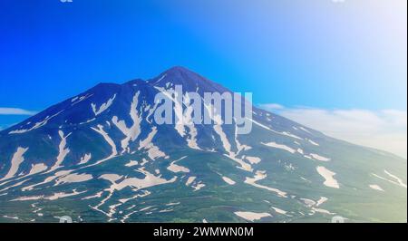 Pittoresque paysage volcanique estival de la péninsule du Kamtchatka : vue sur le volcan actif Ilyinsky. Eurasie, Russie, extrême-Orient, lac Kurile, Kamtchatka du Sud Banque D'Images