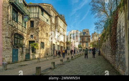 Paris, France - 17 février 2024 : vue sur le quartier pittoresque de Montmartre et le célèbre restaurant rose, la Maison Rose, à Paris France Banque D'Images