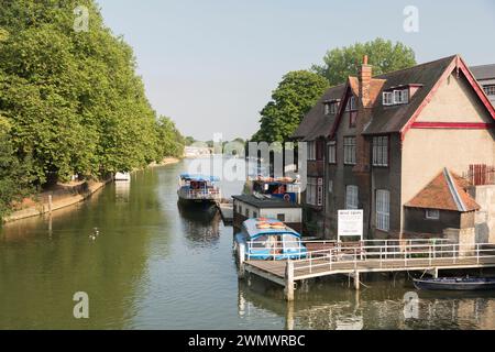 Vue depuis Folly Bridge sur la Tamise à Oxford près de la tête des rivières, Oxford, Royaume-Uni. Banque D'Images