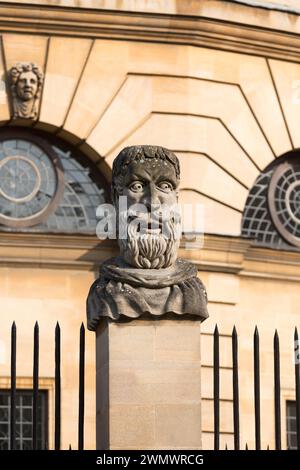 L'une des 13 têtes d'empereur Sheldonian sculptées dans la pierre sur le Wren's Sheldonian Theatre, Oxford, Royaume-Uni. Banque D'Images