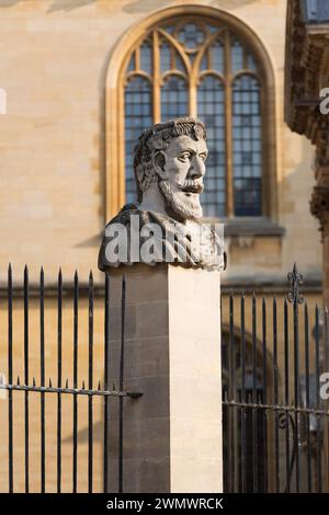 L'une des 13 têtes d'empereur Sheldonian sculptées dans la pierre sur le Wren's Sheldonian Theatre, Oxford, Royaume-Uni. Banque D'Images