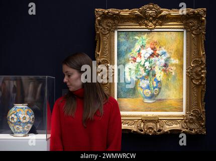 Sotheby's, Londres, Royaume-Uni. 28 février 2024. La première vente aux enchères d'art moderne et contemporain de Sotheby's de 2024 a lieu le 6 mars. Les temps forts incluent : Pierre-Auguste Renoir. Fleurs dans un vase, c.1878. Cette œuvre est vendue avec le vase original comme illustré dans la composition. Le vase est resté dans la collection de Renoir tout au long de sa vie, puis est passé par descendance à son arrière-petit-fils, Emmanuel Renoir, avant d'être réuni avec le tableau actuel, estimé à £2 000 000-3 000 000. Crédit : Malcolm Park/Alamy Live News Banque D'Images