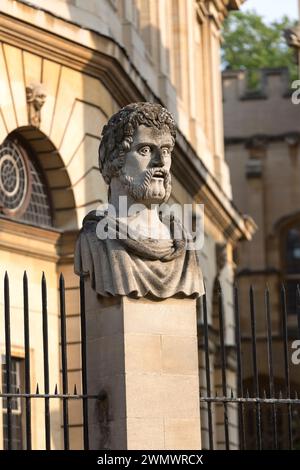L'une des 13 têtes d'empereur Sheldonian sculptées dans la pierre sur le Wren's Sheldonian Theatre, Oxford, Royaume-Uni. Banque D'Images