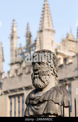 L'une des 13 têtes d'empereur Sheldonian sculptées dans la pierre sur le Wren's Sheldonian Theatre, Oxford, Royaume-Uni. Banque D'Images
