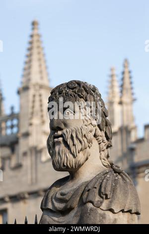 L'une des 13 têtes d'empereur Sheldonian sculptées dans la pierre sur le Wren's Sheldonian Theatre, Oxford, Royaume-Uni. Banque D'Images